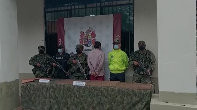 Se incautaron más de 3 mil proyectiles de las disidencias de las Farc En una operación conjunta entre la Armada de Colombia y el Ejército Nacional fue capturado un hombre que se movilizaba a bordo de una embarcación artesanal tipo canoa sobre el río Sencella, quien tenía en su poder 3.370 cartuchos de munición calibre 7.62 milímetros.