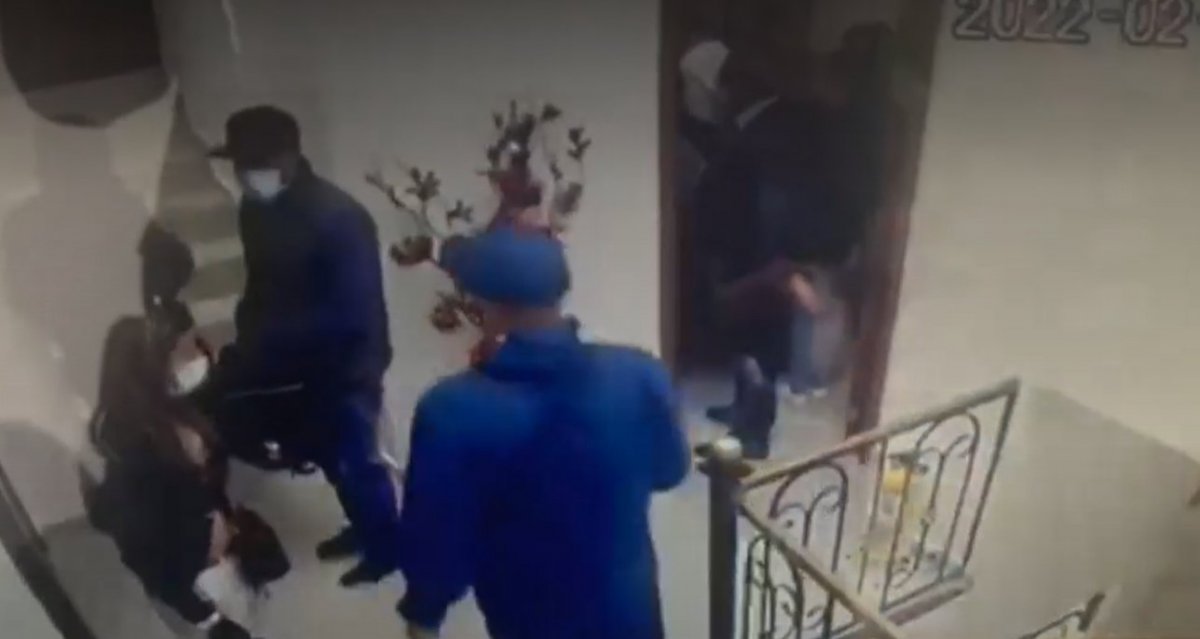 Aterrador robo en call center del norte de Bogotá Robos y más robos en Bogotá, eso es lo que se escucha y se ve a diario, a cualquier hora del día; un flagelo que sin duda tiene a los ciudadanos cansados, y a las autoridades con la soga al cuello. Recientemente se conoció una nueva denuncia de un aterrador atraco a diez personas que se encontraban en un call center del norte de la capital.