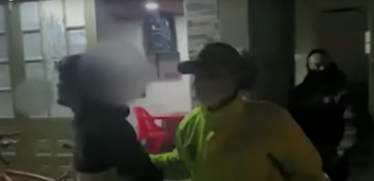 Incautan droga que iba a ser vendida en colegios de Soacha La Policía, en medio de operativos, allanó una vivienda en el municipio de Soacha (Cundinamarca), donde se encontró un cargamento de drogas que presuntamente iba a ser distribuido en los colegios de esta zona.