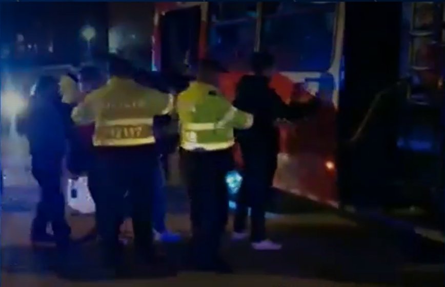 Capturados por robar 10 pasajeros de bus en Soacha 1 Capturados por robar 10 pasajeros de bus en Soacha Tras una detención a cargo de la Policía Nacional, se logró capturar a dos hombres que habrían asaltado a diez pasajeros de un bus que transitaba por el municipio de Soacha.