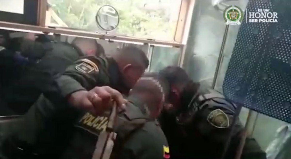 EN VIDEO: Capturan a extranjero que secuestró a adulta mayor Un estremecedor hecho dieron a conocer en la tarde de este viernes las autoridades en Cundinamarca, donde un sujeto de nacionalidad extranjera amenazó con un arma cortopunzante y secuestró a una adulta mayor en su vivienda por cerca de siete horas.