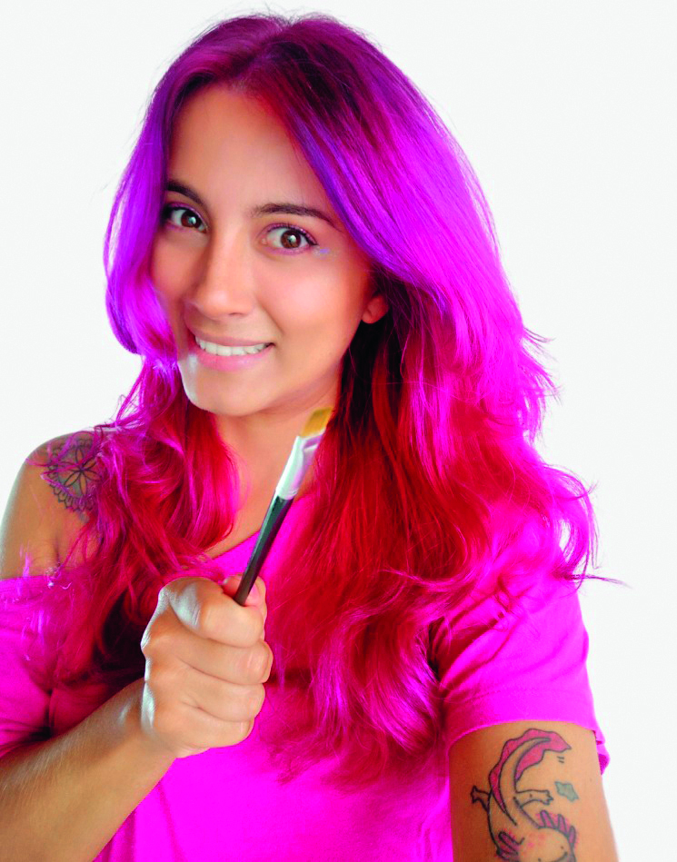 Carolina vive de pintar barriguitas 2 Carolina vive de pintar barriguitas Carolina Rincón nació con el don de pintar, eso le fascinaba desde que era niña y creció haciéndolo. Lo que nunca pensó es que tenía mucho talento, tanto que viviría de esto y de una forma muy original: su lienzo es la barriga de las embarazadas.