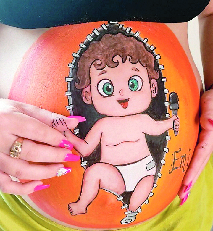 Carolina vive de pintar barriguitas 1 Carolina vive de pintar barriguitas Carolina Rincón nació con el don de pintar, eso le fascinaba desde que era niña y creció haciéndolo. Lo que nunca pensó es que tenía mucho talento, tanto que viviría de esto y de una forma muy original: su lienzo es la barriga de las embarazadas.