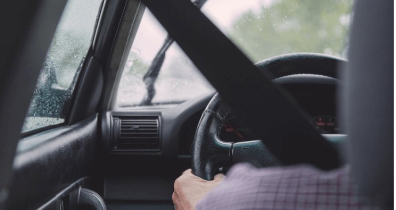 Arrolló y abandonó a una peatón Hacia las 6:25 de la mañana del Jueves Santo se presentó un terrible hecho en las calles del norte de la ciudad, cuando un carro se llevó por delante a una mujer que, al parecer, se dirigía hacia su trabajo.