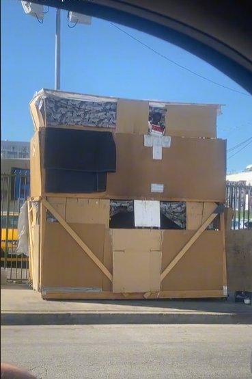 ¡Increíble! Hombre construyó casa de cartón de dos pisos en Los Ángeles 3 ¡Increíble! Hombre construyó casa de cartón de dos pisos en Los Ángeles Recientemente, se volvió viral una peculiar historia de un hombre que construyó una enorme casa con un material que muchos consideran un desecho.