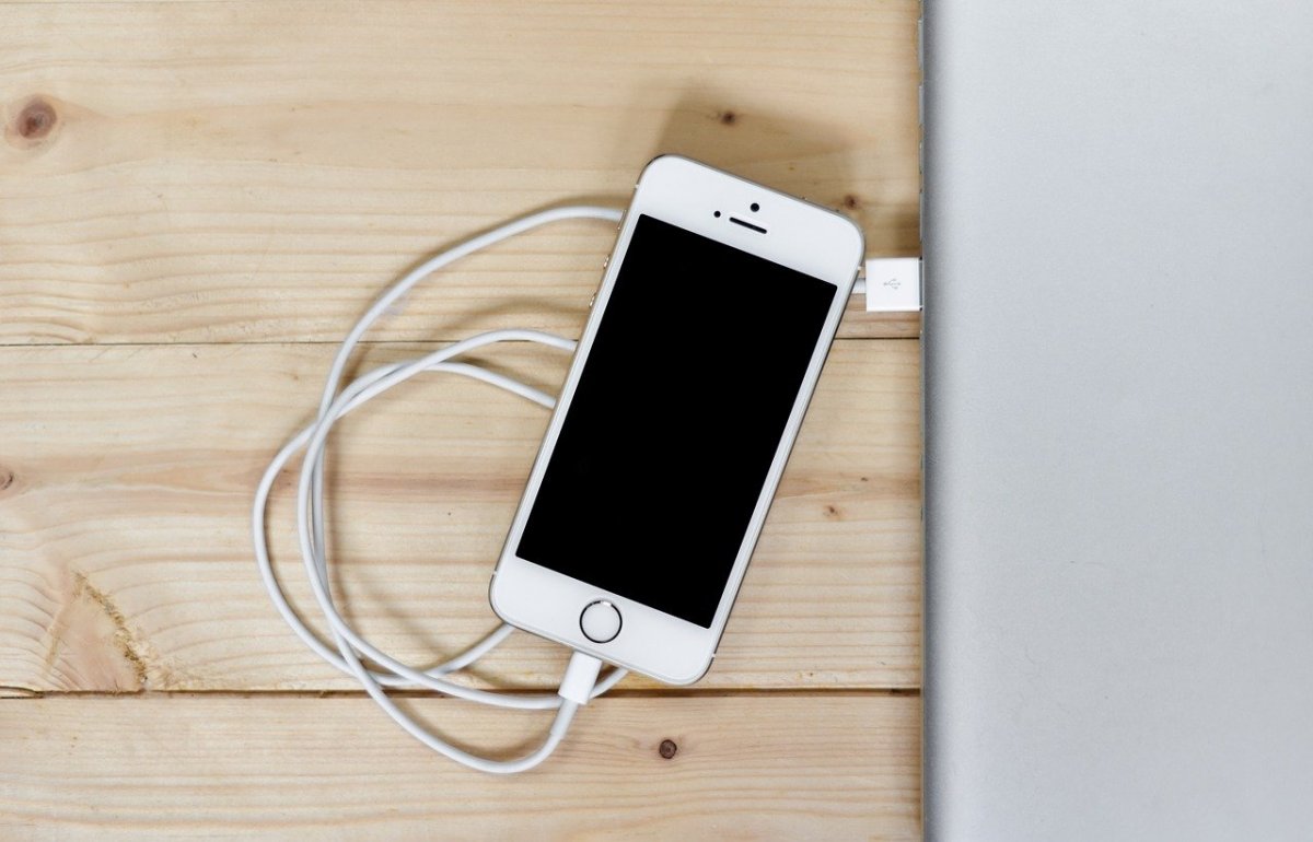 La forma correcta para cargar el celular Esos insólitos casos que usted ha escuchado de teléfonos móviles que se incendiaron mientras estaban cargando, son ciertos, y por eso aquí le contaremos la recomendación de los expertos a la hora de cargar el celular.