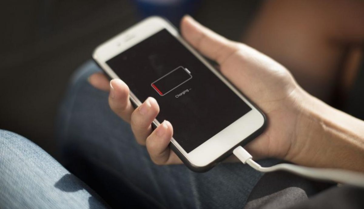 La forma correcta para cargar el celular 4 La forma correcta para cargar el celular Esos insólitos casos que usted ha escuchado de teléfonos móviles que se incendiaron mientras estaban cargando, son ciertos, y por eso aquí le contaremos la recomendación de los expertos a la hora de cargar el celular.