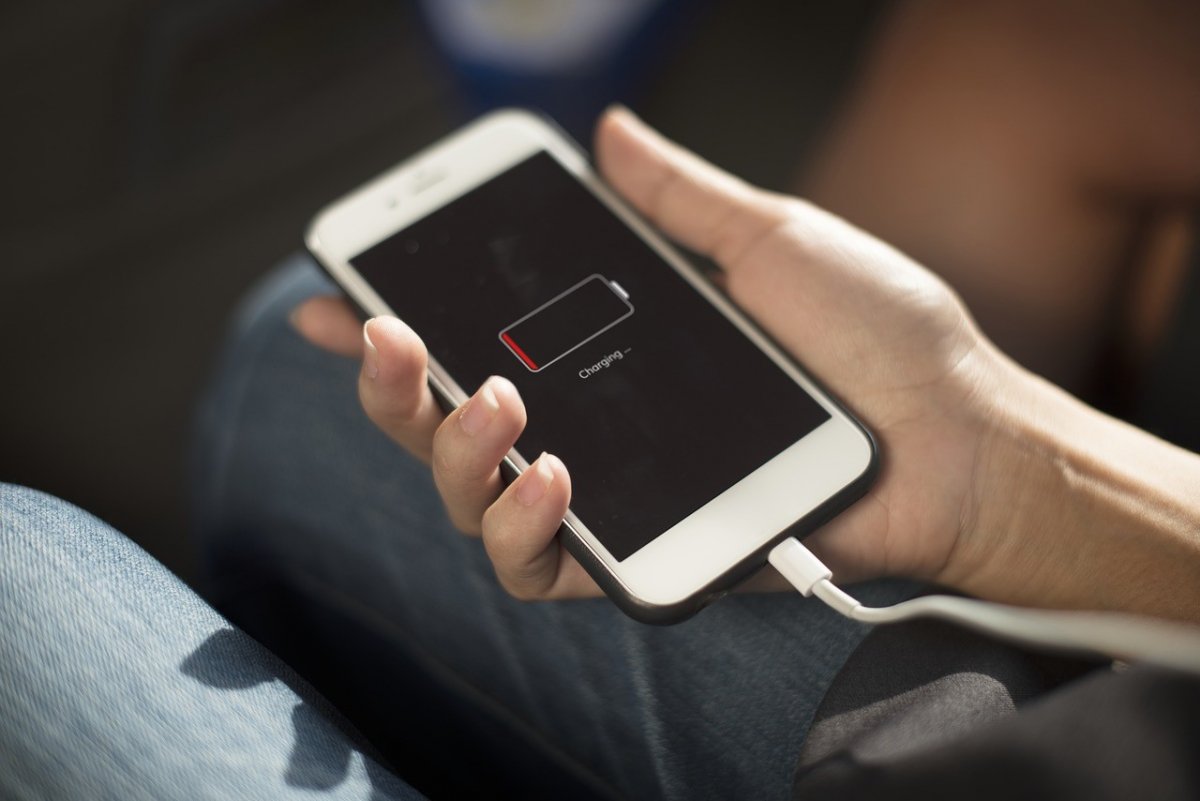 Alargue la vida útil de su celular 1 Alargue la vida útil de su celular Comprar un celular dejó de ser un lujo para convertirse en una necesidad. Con la ayuda de estos aparatos, además de comunicarnos entre nosotros, podemos ubicar direcciones, pedir domicilios, y hasta trabajar.
