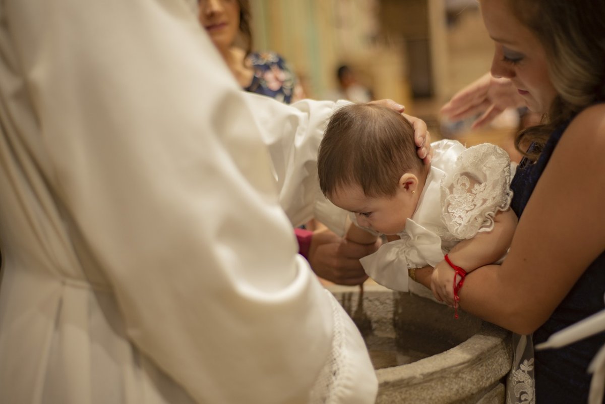 Sacerdote colombiano 'perdió' 20 años de bautizos 1 Sacerdote colombiano 'perdió' 20 años de bautizos El sacerdote colombiano y padre católico en Estados Unidos, Andrés Arango, utilizó un pronombre equivocado en bautizos, lo que hizo que invalidaran el sacramento durante más de 20 años.