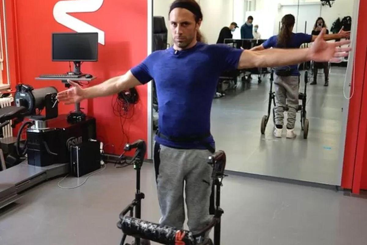 El milagroso implante que los hizo caminar de nuevo Gracias al implante de una paleta de electrodos y a un avanzado software, consiguieron que tres pacientes pudieran empezar a caminar tan solo un par de horas después de la intervención quirúrgica.