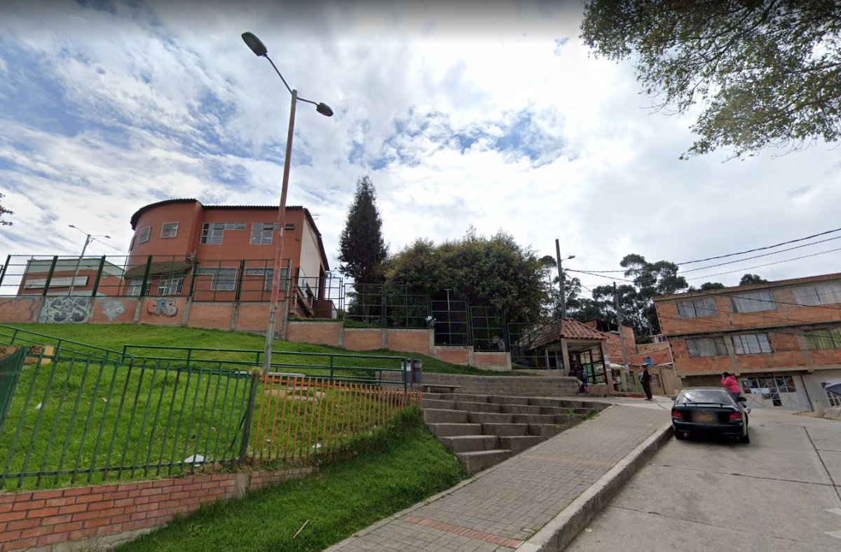 Compañero apuñala a menor a las afueras de colegio en San Cristóbal Una grave denuncia dio a conocer una preocupada mamá en la localidad de San Cristóbal, pues indica que su hijo, un estudiante de colegio distrital, quien apenas tiene 14 años, fue atacado con arma blanca en las últimas horas por un compañero de la institución.