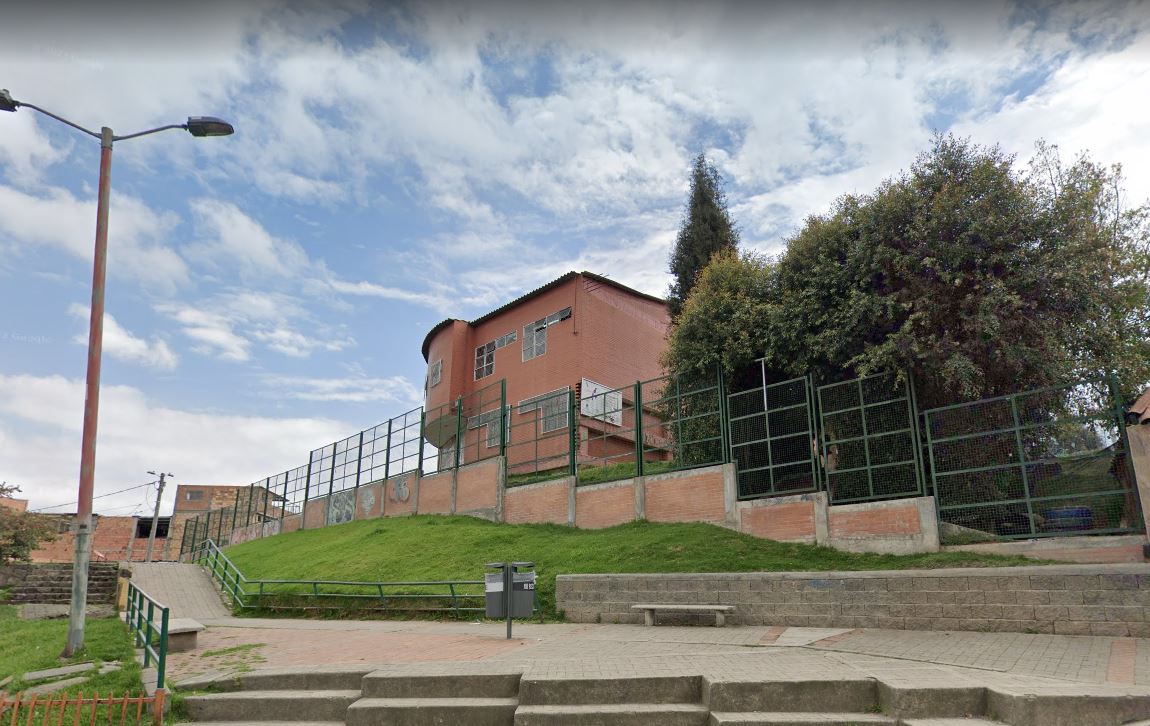 Compañero apuñala a menor a las afueras de colegio en San Cristóbal 2 Compañero apuñala a menor a las afueras de colegio en San Cristóbal Una grave denuncia dio a conocer una preocupada mamá en la localidad de San Cristóbal, pues indica que su hijo, un estudiante de colegio distrital, quien apenas tiene 14 años, fue atacado con arma blanca en las últimas horas por un compañero de la institución.