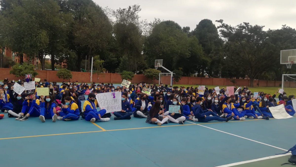 Secretaría de Educación se pronuncia sobre caso de abuso a niña en colegio 1 Secretaría de Educación se pronuncia sobre caso de abuso a niña en colegio Luego de la consternación que causó la denuncia de una mujer, quien acusa a un docente del Colegio Colsubsidio Ciudadela por el abuso sexual de su hija de 9 años, en los últimos minutos se pronunció la Secretaría de Educación.