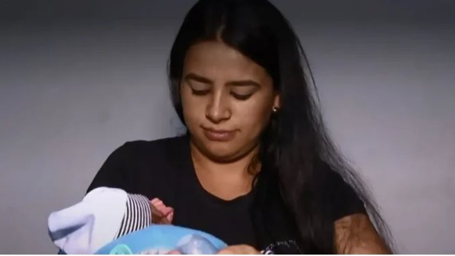 Fue al médico por un cólico y salió con un bebé 7 Fue al médico por un cólico y salió con un bebé Esta historia es poco común. Se trata de una mujer, quien fue al médico porque tenía un cólico y en el hospital se dio cuenta de que estaba en trabajo de parto y tendría un bebé.