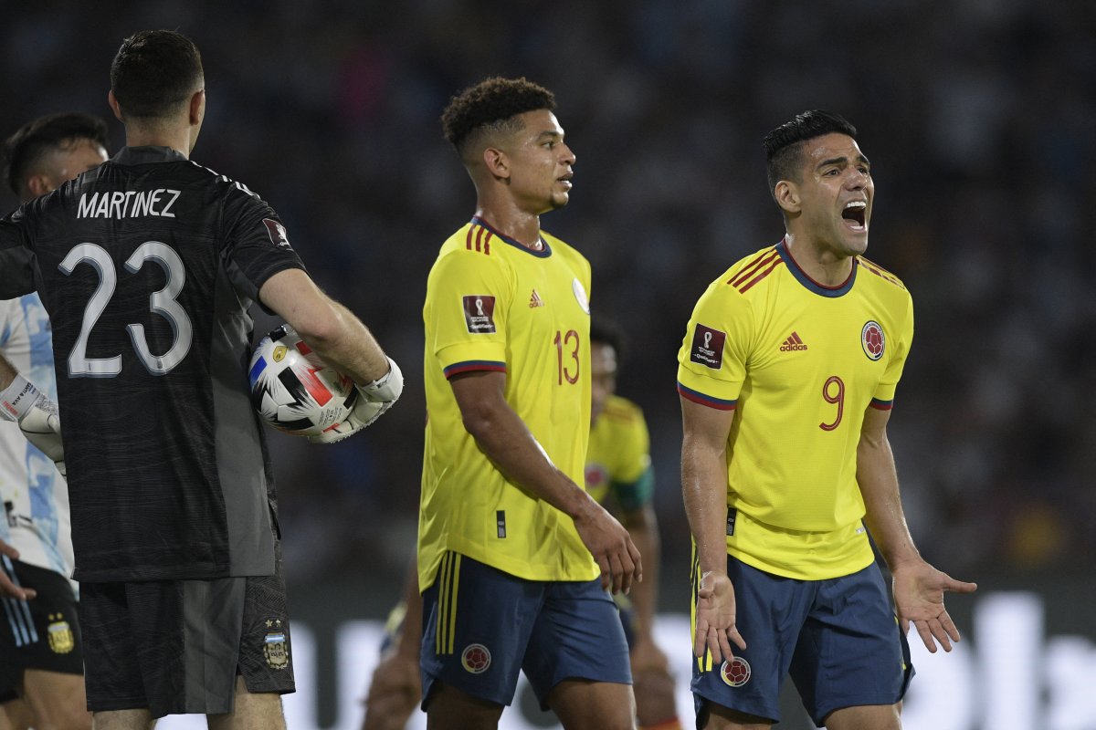 Las cuentas que hace la Selección para ilusionarse con Catar Con tanque de oxígeno y casi agonizante se encuentra la Selección de Colombia, tras la nefasta doble fecha en las jornadas 15 y 16 de la Eliminatoria Suramericana, al perder 1-0 contra Perú y frente a Argentina, resultados que lo tienen lejos de la posibilidad de clasificar al Mundial Catar 2022.
