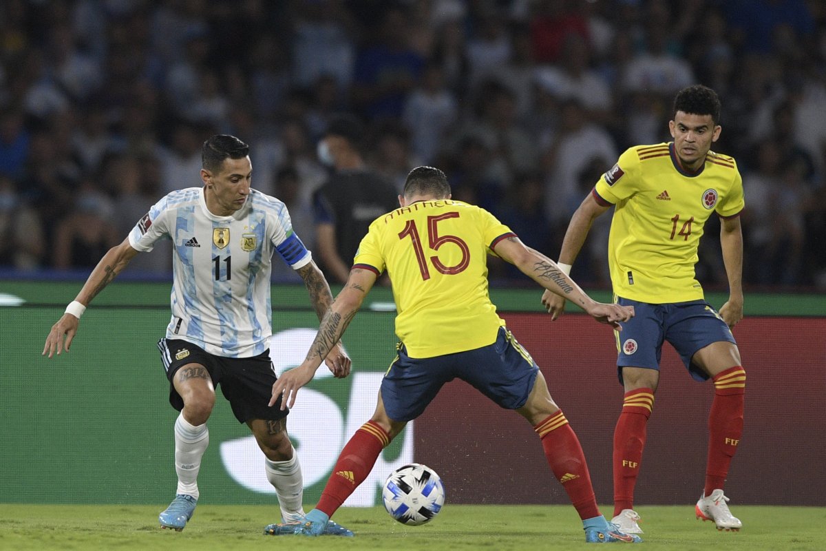 ¡Muy lejos de Catar! Colombia perdió con Argentina y quedó al borde del abismo Una dolorosa derrota sufrió este martes la Selección Colombia frente a Argentina en el Estadio Mario Alberto Kempes de la ciudad de Córdoba, donde perdió por 1-0 por la fecha 16 de la Eliminatoria Suramericana y de esta manera resignó casi todas sus posibilidades de clasificar al Mundial de Catar 2022.