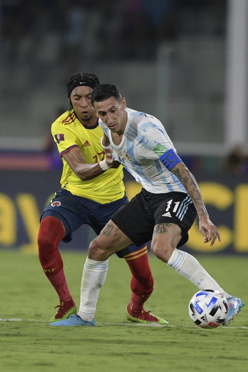 ¡Muy lejos de Catar! Colombia perdió con Argentina y quedó al borde del abismo Una dolorosa derrota sufrió este martes la Selección Colombia frente a Argentina en el Estadio Mario Alberto Kempes de la ciudad de Córdoba, donde perdió por 1-0 por la fecha 16 de la Eliminatoria Suramericana y de esta manera resignó casi todas sus posibilidades de clasificar al Mundial de Catar 2022.