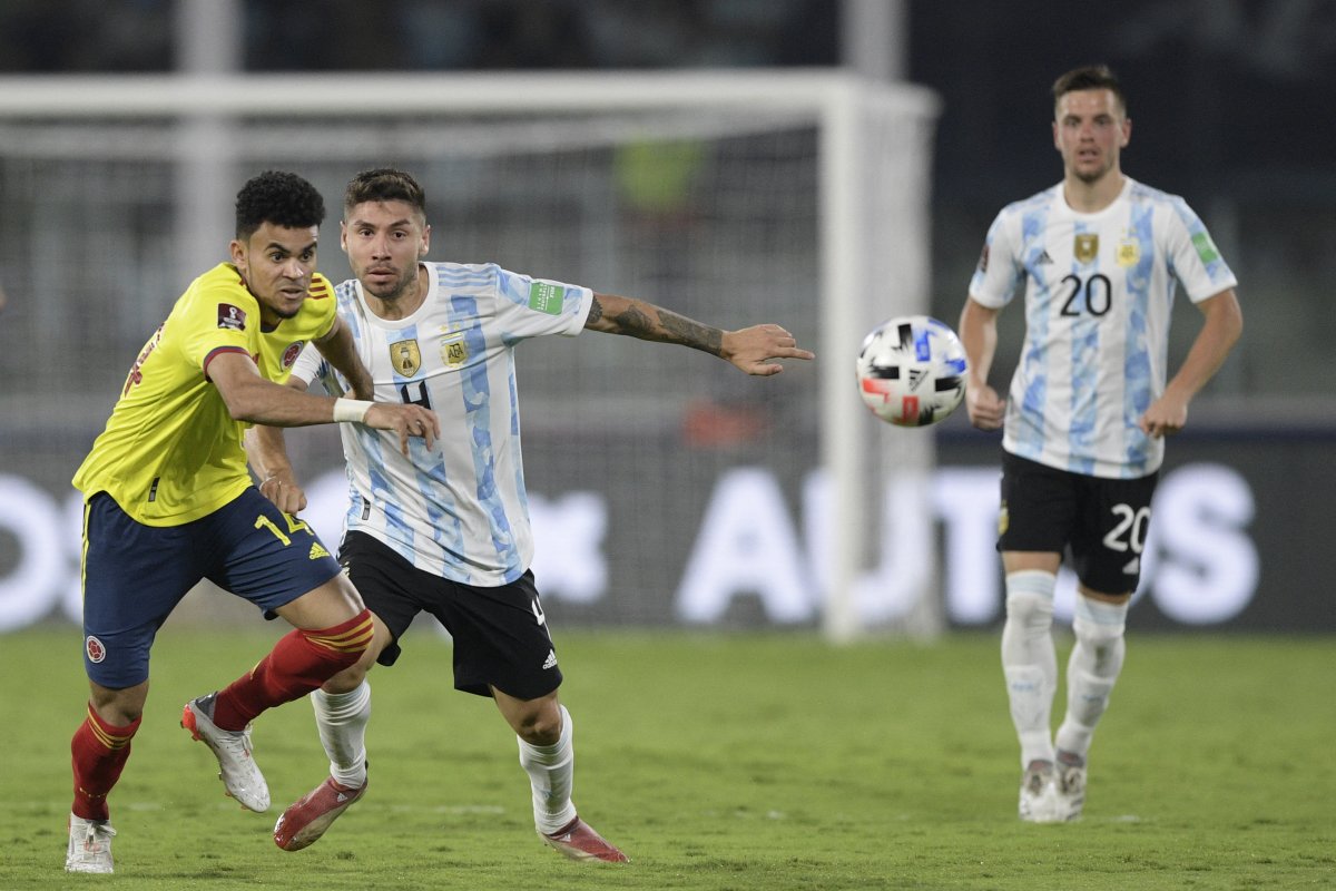 ¡Muy lejos de Catar! Colombia perdió con Argentina y quedó al borde del abismo Una dolorosa derrota sufrió este martes la Selección Colombia frente a Argentina en el Estadio Mario Alberto Kempes de la ciudad de Córdoba, donde perdió por 1-0 por la fecha 16 de la Eliminatoria Suramericana y de esta manera resignó casi todas sus posibilidades de clasificar al Mundial de Catar 2022.