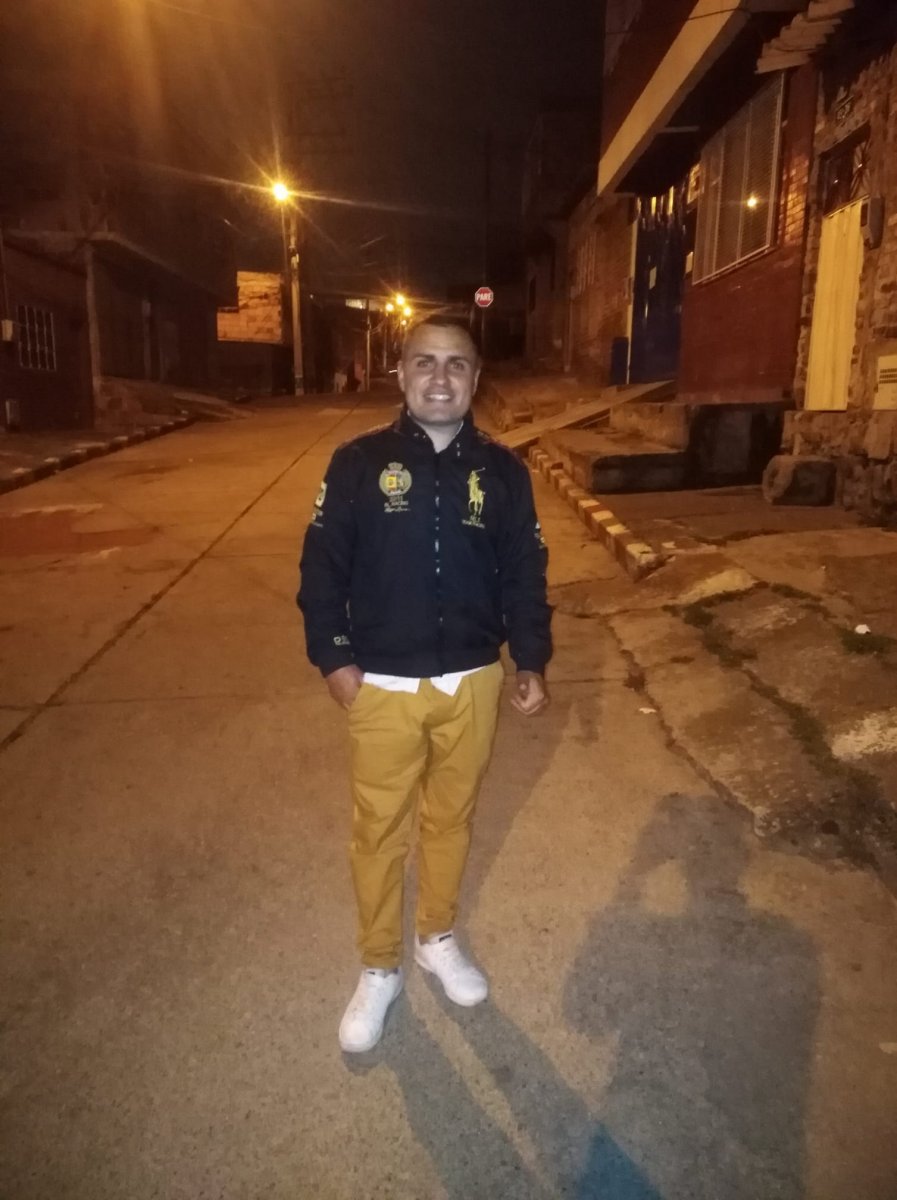 Doble dolor en La Gloria, asesinaron a Daniel y no tienen para repatriar el cuerpo El bogotano Edwin Daniel Torres Usme guerreaba la vida con honestidad sin hacerle daño a nadie. Por eso para sus seres queridos aún es difícil de creer que unos desalmados le hayan arrebatado la vida y los sueños de una manera tan salvaje, al interior del apartamento en donde vivía en Chile, lejos de su hogar y de quienes lo querían.