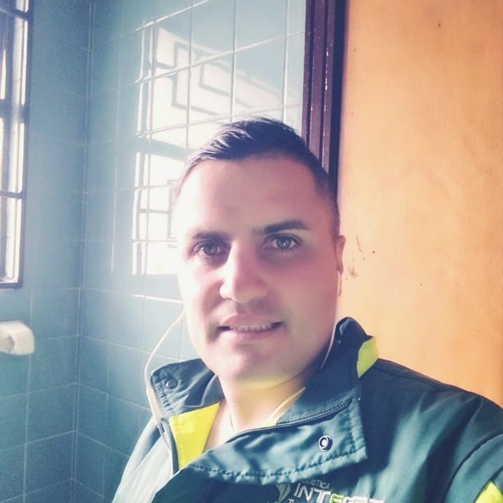Doble dolor en La Gloria, asesinaron a Daniel y no tienen para repatriar el cuerpo El bogotano Edwin Daniel Torres Usme guerreaba la vida con honestidad sin hacerle daño a nadie. Por eso para sus seres queridos aún es difícil de creer que unos desalmados le hayan arrebatado la vida y los sueños de una manera tan salvaje, al interior del apartamento en donde vivía en Chile, lejos de su hogar y de quienes lo querían.