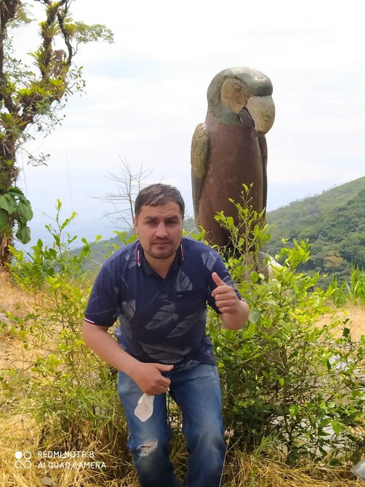 Doble dolor en La Gloria, asesinaron a Daniel y no tienen para repatriar el cuerpo El bogotano Edwin Daniel Torres Usme guerreaba la vida con honestidad sin hacerle daño a nadie. Por eso para sus seres queridos aún es difícil de creer que unos desalmados le hayan arrebatado la vida y los sueños de una manera tan salvaje, al interior del apartamento en donde vivía en Chile, lejos de su hogar y de quienes lo querían.
