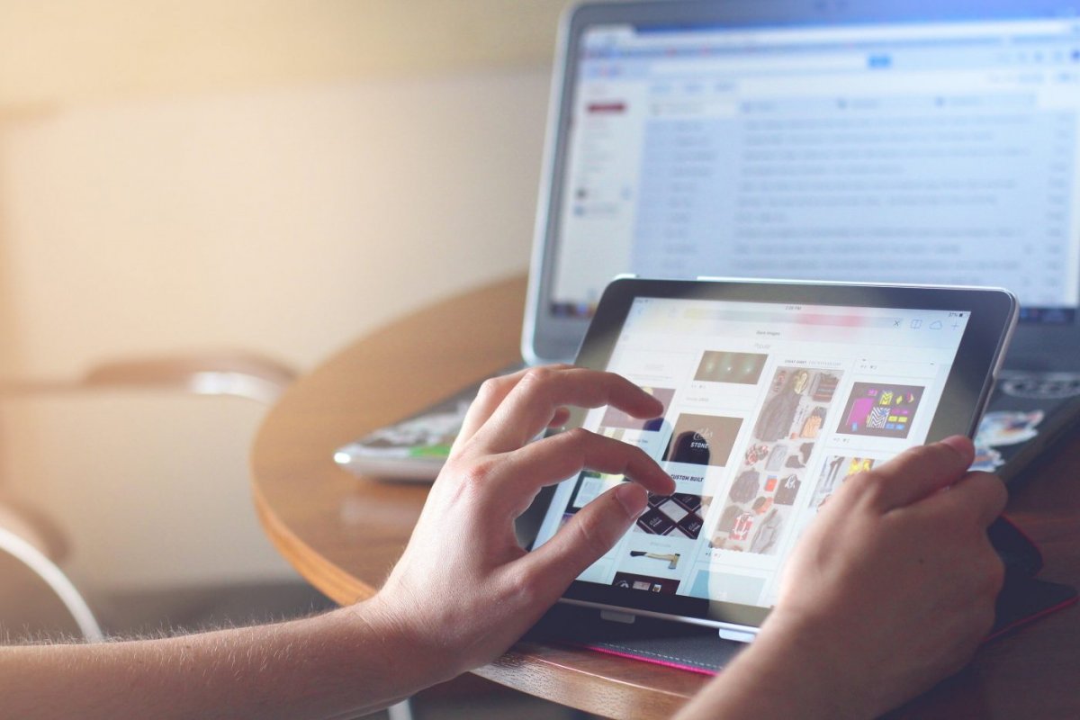 5 consejos para que los menores de edad puedan navegar de forma segura 1 5 consejos para que los menores de edad puedan navegar de forma segura La forma en la que la vida digital se ha apoderado de la realidad ha traído consigo nuevos e importantes desafíos para padres, madres y docentes, por eso es importante que los menores deben aprender a navegar de forma segura, en ese contexto la compañía ESET entrega 5 consejos para tener en cuenta.