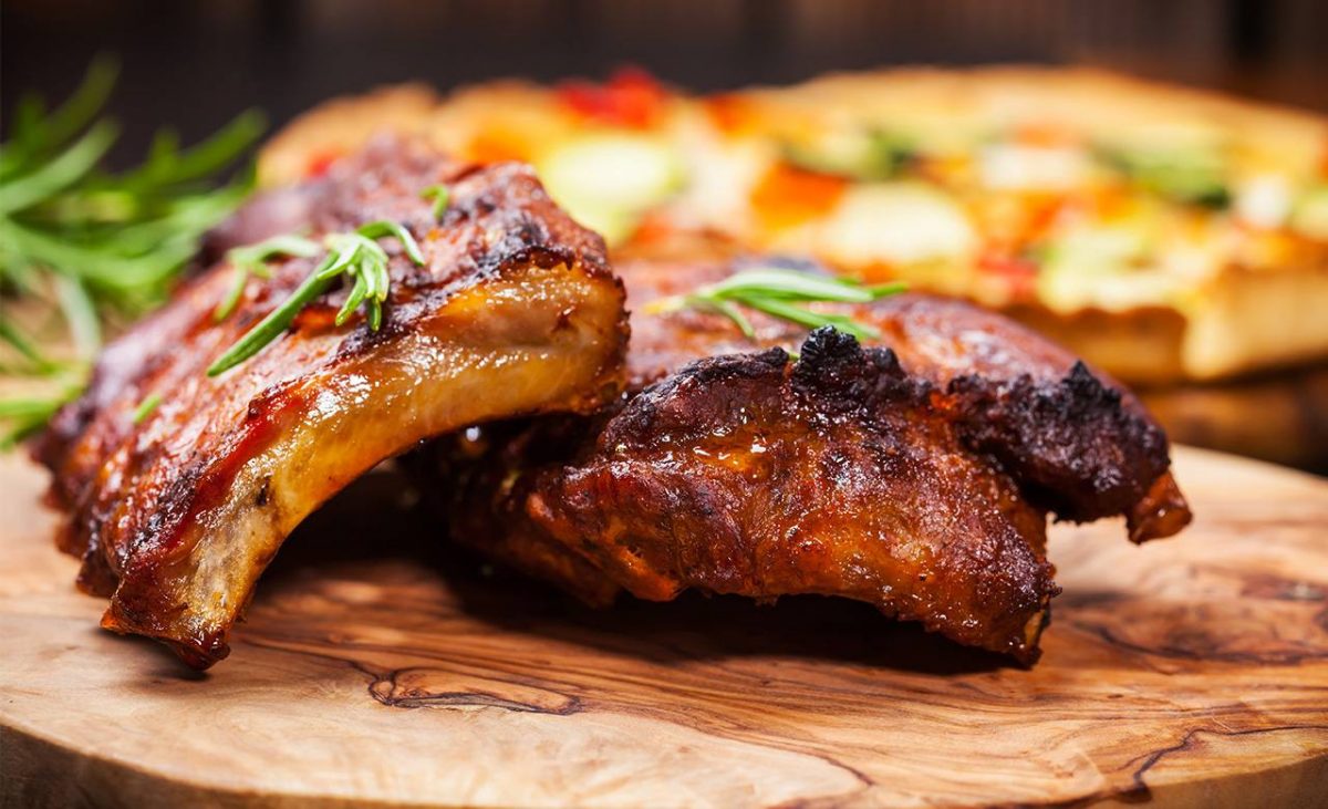 Deléitese con las costillitas de cerdo Con la carne de cerdo se tejen ‘mitos y leyendas’ de forma contante: Que es pesada para la digestión, que dispara el colesterol, que en ninguna dieta sirve… en fin. Pero si hay algo claro es que no solo esta proteína en exceso haría daño, cualquiera que se consuma sin moderación lo hará. Ahora, lo innegable es lo deliciosa que resulta al paladar.