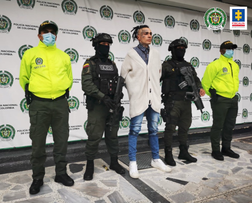 Alias '19' y tres sujetos más, acusados por vandalismo, tortura y agresiones La Fiscalía General de la Nación acusó formalmente a Sergio Andrés Pastor González, alias '19', señalado como uno de los presuntos articuladores del grupo 'Resistencia Portal Américas', y a otros tres supuestos integrantes de esta organización, quienes al parecer habrían participado en distintos actos de vandalismo, tortura a particulares y agresiones contra la fuerza pública en el suroccidente de Bogotá.