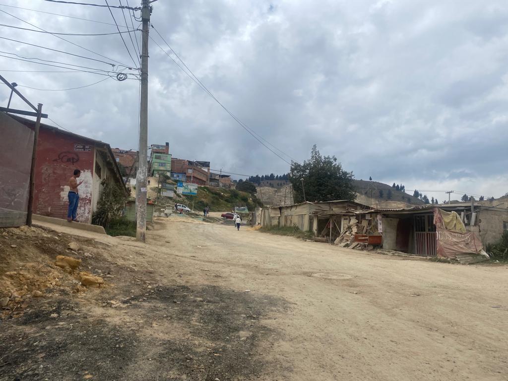 Por una mujer le dieron tres tiros en Soacha 1 Por una mujer le dieron tres tiros en Soacha José Jairo Salguero Molano estaba en una vía principal esperando transporte, cuando un sujeto lo abordó y sin mediar palabra le disparó en varias ocasiones. Eran las 10 p. m. del domingo. Posteriormente, mientras guardaba el arma de fuego, corrió varios metros hasta una moto que lo estaba esperando, se subió a la parte de atrás y huyó.