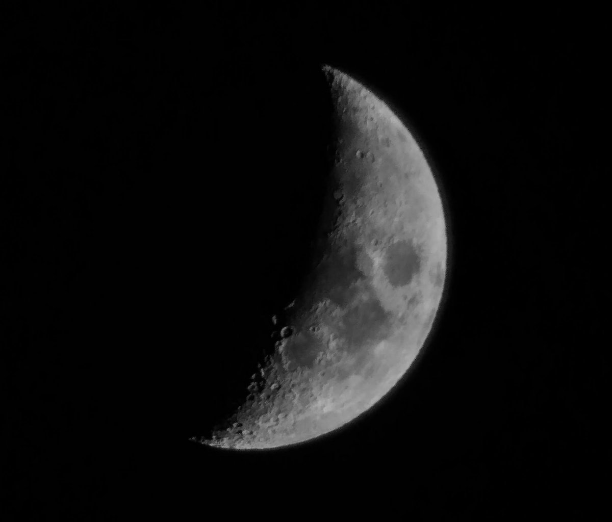 La influencia de las fases lunares en nuestro día 2 La influencia de las fases lunares en nuestro día La influencia de las fases lunares tienen más importancia en el día a día de la que creemos. Los astros y sus movimientos pueden conllevar múltiples cambios energéticos y espirituales, es por esto que hay varias etapas de la luna donde se pueda sentir mayor confianza para tomar decisiones, o simplemente nuestro estado de humor puede subir o bajar.