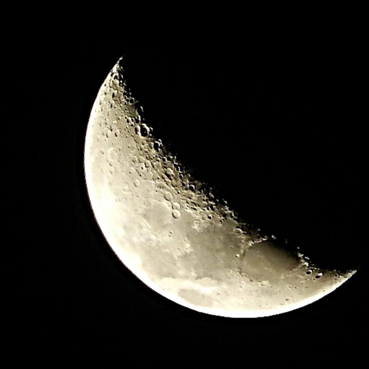 La influencia de las fases lunares en nuestro día 4 La influencia de las fases lunares en nuestro día La influencia de las fases lunares tienen más importancia en el día a día de la que creemos. Los astros y sus movimientos pueden conllevar múltiples cambios energéticos y espirituales, es por esto que hay varias etapas de la luna donde se pueda sentir mayor confianza para tomar decisiones, o simplemente nuestro estado de humor puede subir o bajar.