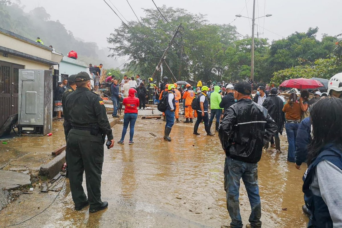 ¡Tragedia! 8 personas muertas tras deslizamiento en Pereira 1 ¡Tragedia! 8 personas muertas tras deslizamiento en Pereira En la madrugada de este marte debido a las fuertes lluvias que se presentaron en Pereira en el barrio La Esneda, sector avenida del Río se generó un de grave deslizamiento donde según las autoridades se confirmó la muerte de seis personas, pero en los últimos minutos el alcalde de Pereira, Carlos Maya dio a conocer que las victimas fatales aumentaron a ocho.