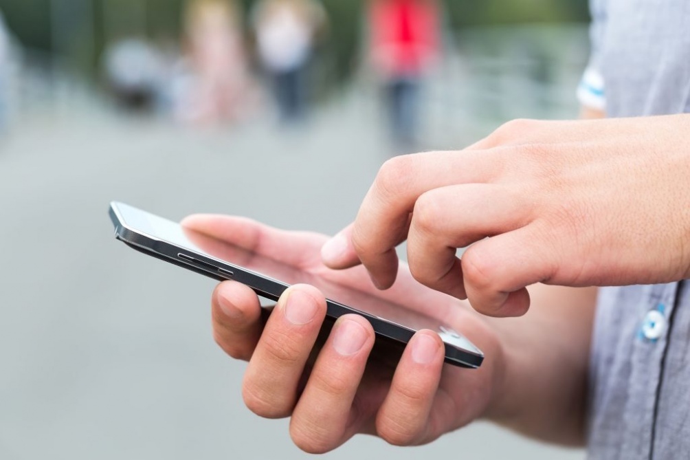 Aprenda a activar la función del celular para personas con limitación visual Los teléfonos móviles se han ido adaptando con los años a las necesidades de las personas en el mundo entero. Entre las funciones que pueden encontrar los usuarios de estos aparatos con sistema operativo Android, se encuentra el asistente de voz para personas con limitación visual.