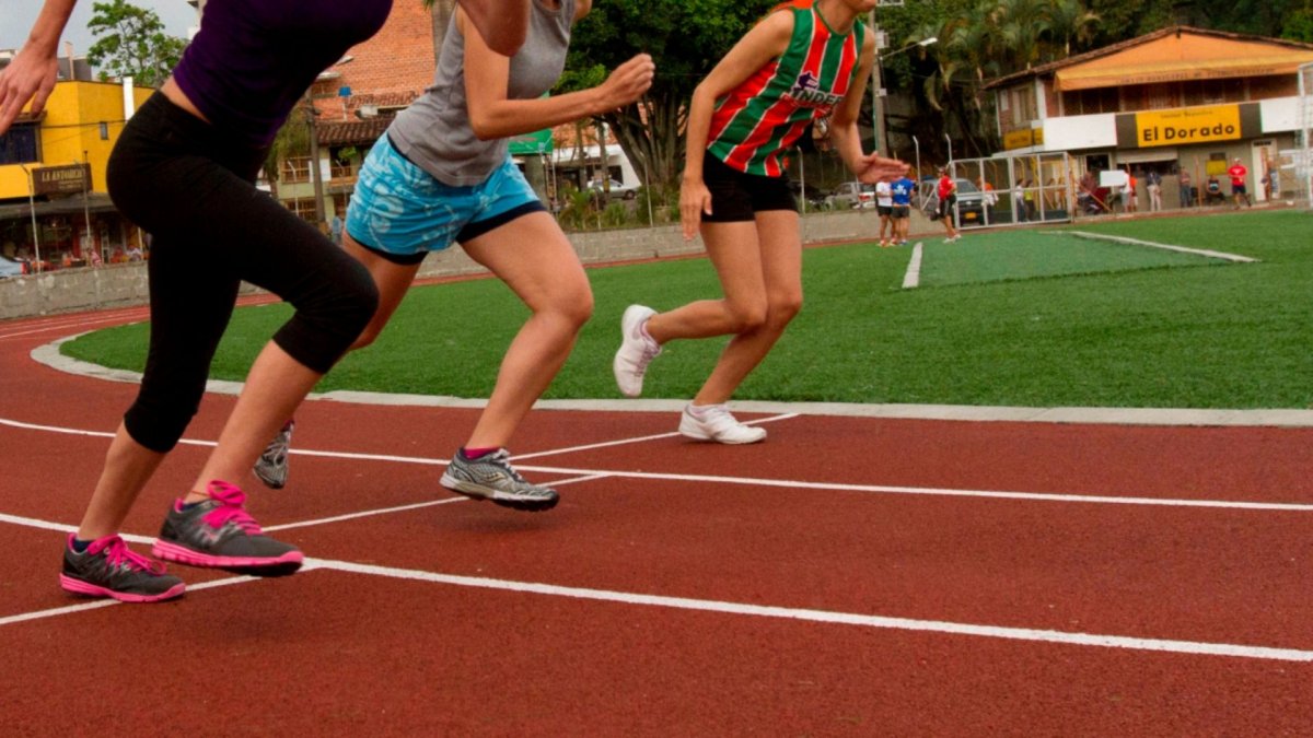 A entrenador de atletismo le imputan cargos por abusar de alumna 3 A entrenador de atletismo le imputan cargos por abusar de alumna La Fiscalía dio a conocer en las últimas horas que se llamó a imputación de cargos al entrenador de atletismo José Jacinto López López, quien según una de sus alumnas es el responsable de abusarla sexualmente y obligarla a abortar.