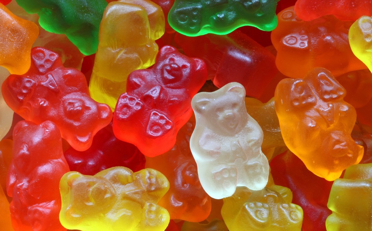 Investigan la muerte de un niño que comió un dulce con LSD en Suba 9 Investigan la muerte de un niño que comió un dulce con LSD en Suba Un niño de 11 años murió el pasado sábado en la localidad de Suba, tras consumir presuntamente un dulce que contenía un fuerte alucinógeno conocido como LSD, el cual un hombre desconocido le dio en la calle, según cuenta la madre del pequeño.