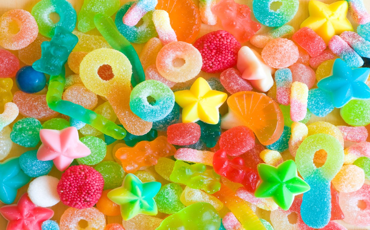 Investigan la muerte de un niño que comió un dulce con LSD en Suba 1 Investigan la muerte de un niño que comió un dulce con LSD en Suba Un niño de 11 años murió el pasado sábado en la localidad de Suba, tras consumir presuntamente un dulce que contenía un fuerte alucinógeno conocido como LSD, el cual un hombre desconocido le dio en la calle, según cuenta la madre del pequeño.