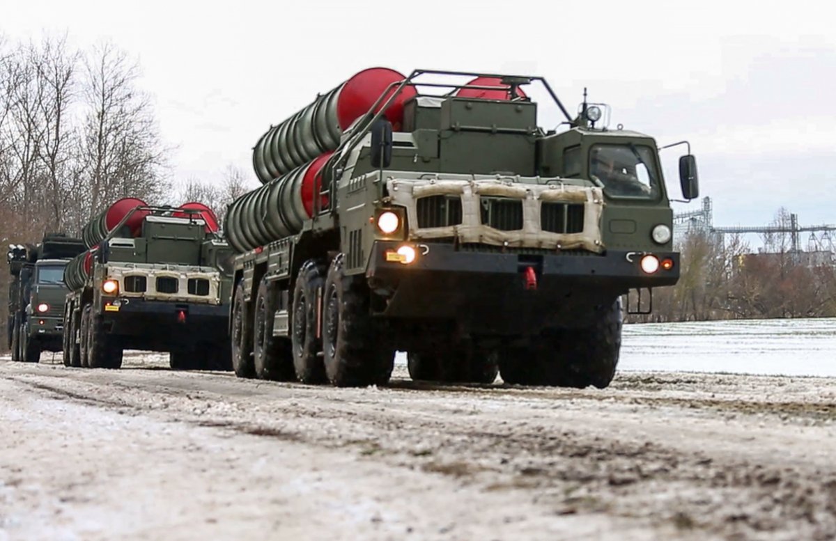 Rusia anuncia retirada de tropas de Ucrania y baja la tensión internacional El Gobierno de Rusia ha anunciado este martes la retirada de parte de las tropas desplegadas cercas de la frontera con Ucrania tras finalizar las maniobras que estaban llevando a cabo en la zona, ante el repunte de las tensiones con el país vecino durante los últimos meses.
