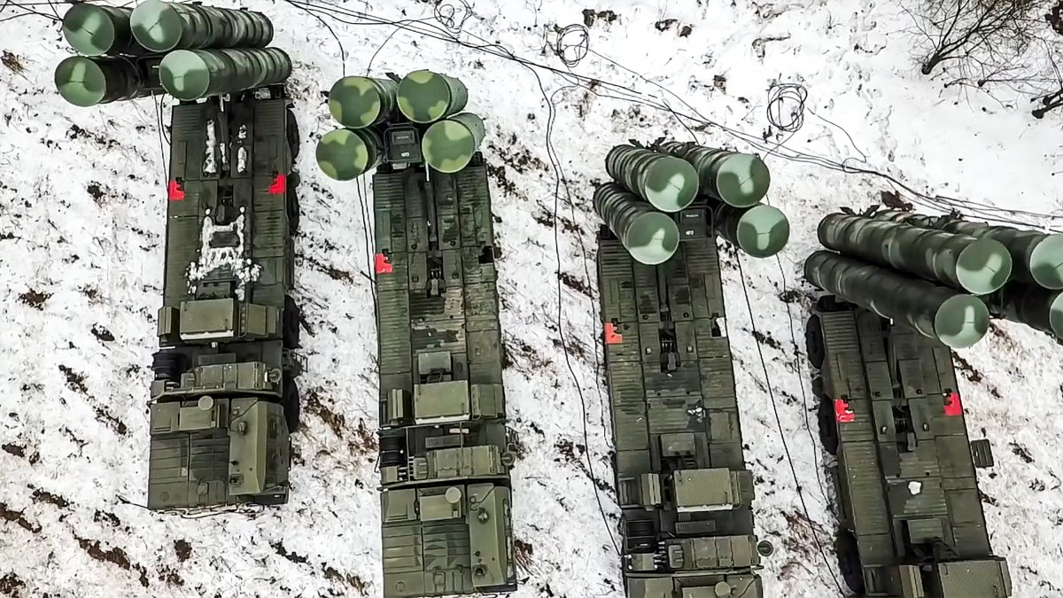 Rusia anuncia retirada de tropas de Ucrania y baja la tensión internacional El Gobierno de Rusia ha anunciado este martes la retirada de parte de las tropas desplegadas cercas de la frontera con Ucrania tras finalizar las maniobras que estaban llevando a cabo en la zona, ante el repunte de las tensiones con el país vecino durante los últimos meses.