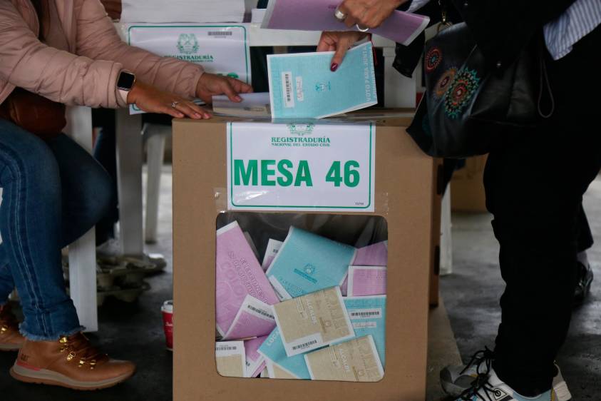 Así quedaron las curules del Senado de la República 2 Así quedaron las curules del Senado de la República Tras una ardua jornada electoral y el respectivo conteo a nivel nacional, a continuación les mostramos cómo quedó conformado el Senado de la República para el periodo 2022 - 2026.