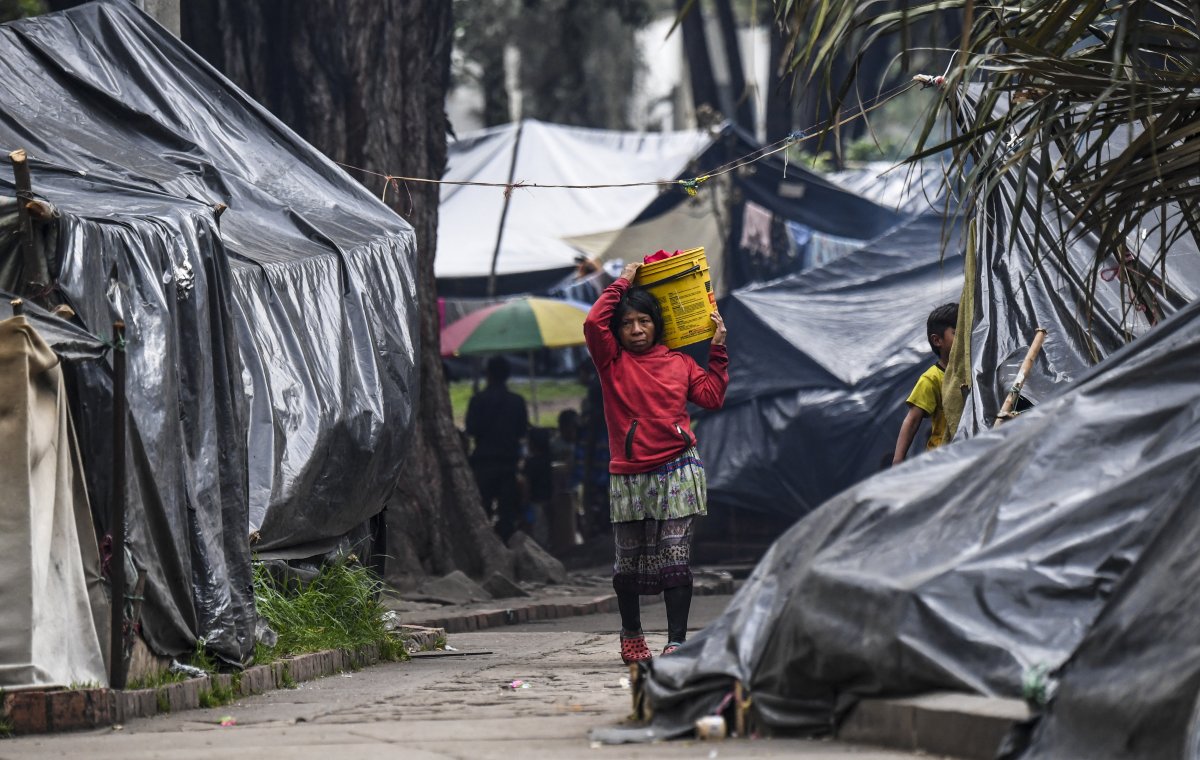 Indígenas embera en Bogotá: entre ratas y tuberculosis Lejos de su tierra, un millar de indígenas desplazados por el conflicto acampan en el Parque Nacional de Bogotá desde septiembre. La desoladora postal trae a la memoria la violencia en los confines de Colombia donde los grupos armados imponen su ley.