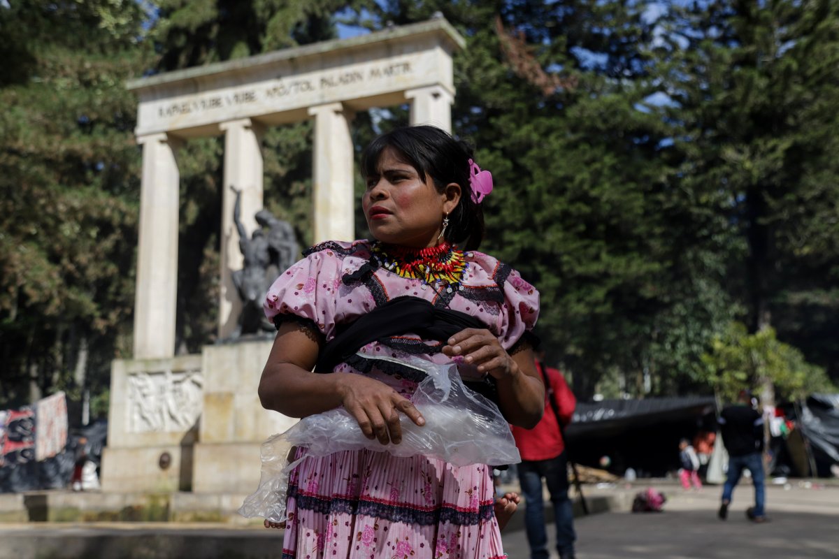 Indígenas embera en Bogotá: entre ratas y tuberculosis Lejos de su tierra, un millar de indígenas desplazados por el conflicto acampan en el Parque Nacional de Bogotá desde septiembre. La desoladora postal trae a la memoria la violencia en los confines de Colombia donde los grupos armados imponen su ley.