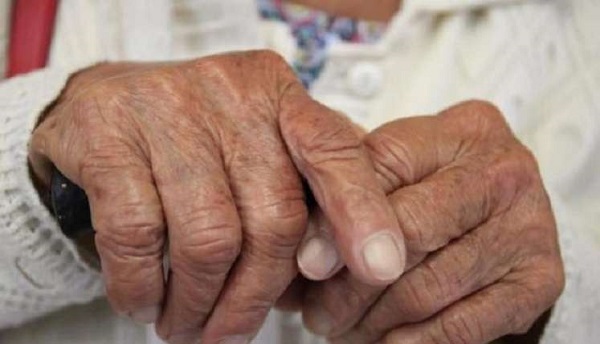 Prometedora vacuna contra el envejecimiento 1 Prometedora vacuna contra el envejecimiento En algún momento de la vida, y en especial cuando llegan los cumpleaños, mucha gente desearía volver a su juventud, lejos de las dolencias y enfermedades propias de la edad.