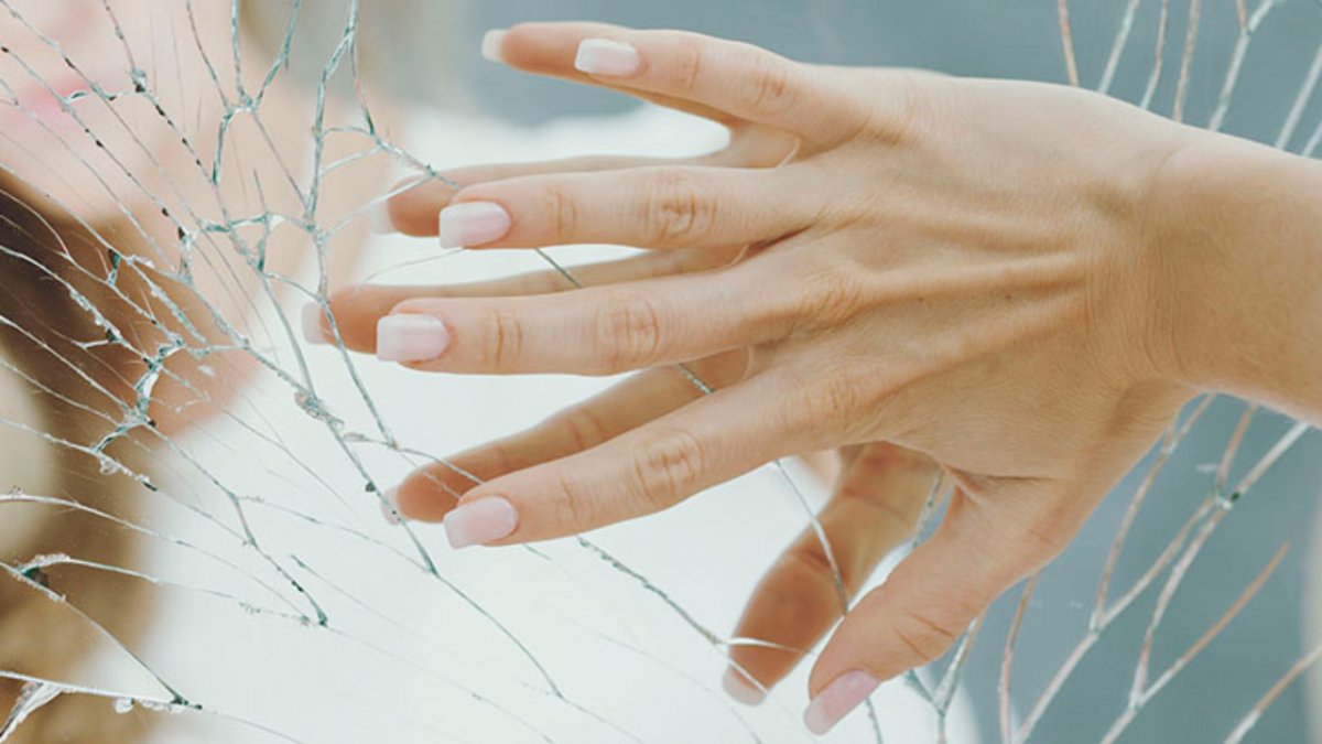 A mujer se le cayó encima un espejo en gimnasio de Bogotá 2 A mujer se le cayó encima un espejo en gimnasio de Bogotá En un gimnasio Bodytech ubicado en el centro comercial Centro Mayor una joven sufrió un accidente. Según la denuncia que realizó a un medio de comunicación, cuando estaba haciendo su rutina de ejercicio un espejo se le cayó encima lesionándola de gravedad.