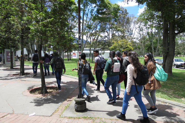Crece la controversia por la elección del nuevo rector de la Universidad Nacional Cinco días después de que José Ismael Peña fuera elegido como nuevo rector de la Universidad Nacional ni el Gobierno ni las organizaciones que tienen asiento en el Consejo Superior de la universidad entienden aún cómo resultó elegida para el cargo una persona distinta a la que había ganado todas las consultas que se hacen en el centro educativo.