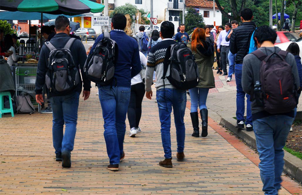 Expiden decreto que reglamenta educación gratuita en universidades públicas 1 Expiden decreto que reglamenta educación gratuita en universidades públicas El presidente Gustavo Petro firmó el decreto 2271 de 2023 que busca reglamentar la gratuidad de la educación en todas las universidades públicas. Este beneficio, de acuerdo con la disposición, se irá extendiendo de manera progresiva.