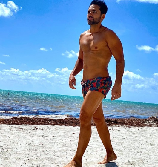 Los 10 famosos más papacitos de Colombia 2 Los 10 famosos más papacitos de Colombia Los famosos colombianos son muy 'churros', pues con su sonrisa, ojos, cabello y labios mantienen enamoradas a sus fanáticas; también su personalidad, carisma y actitud dejan flechadas a muchas.
