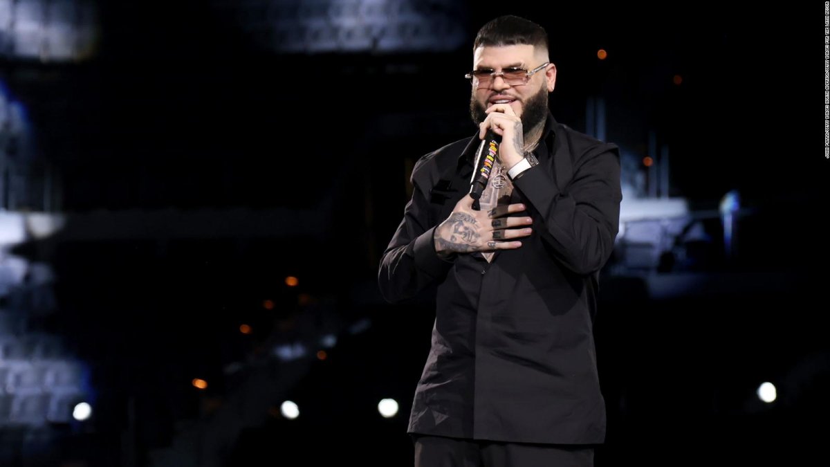 De emergencia aterrizó avión donde viajaba Farruko 1 De emergencia aterrizó avión donde viajaba Farruko Un aterrizaje de emergencia realizó en Estados Unidos el avión que transportaba a Farruko a los Latin American Music Awards.