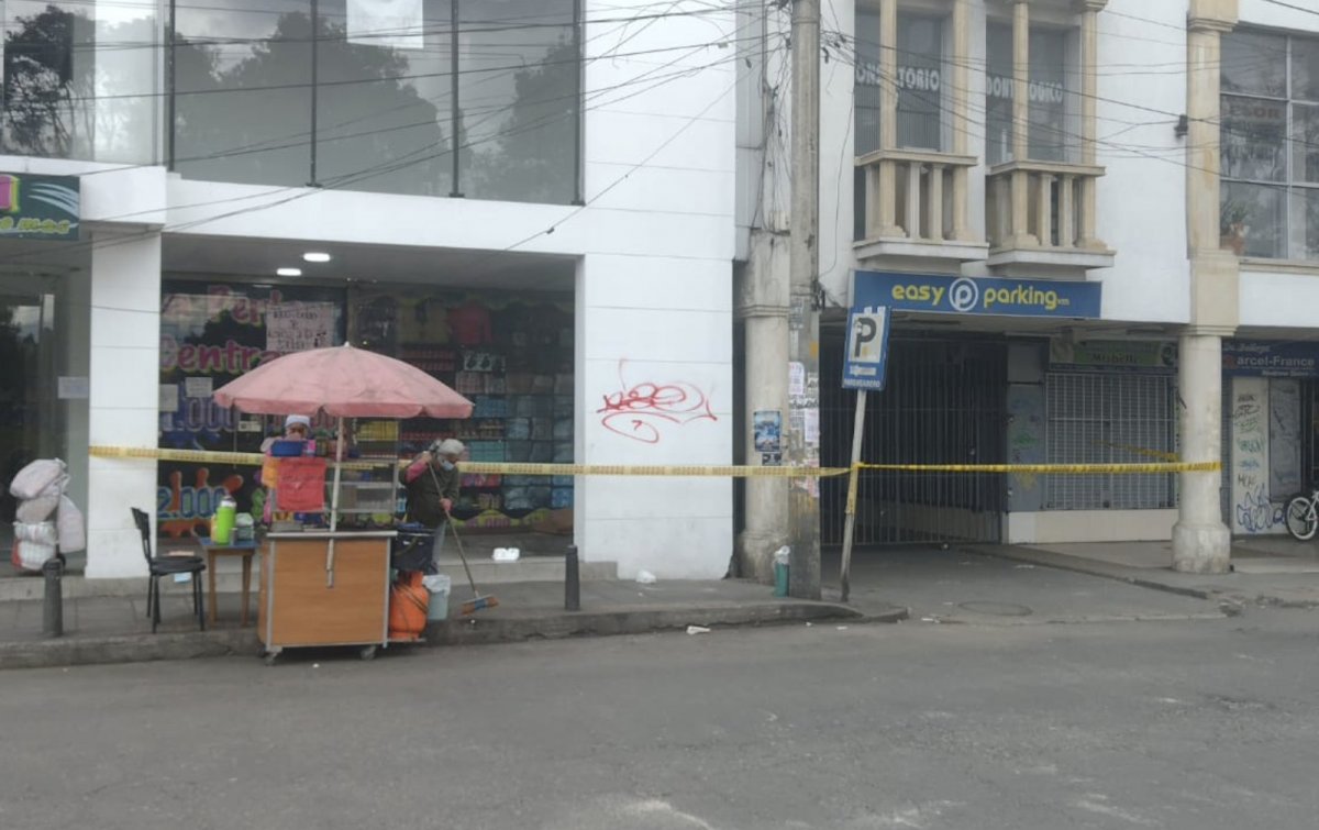 Vil crimen de adulto mayor en Fontibón 1 Vil crimen de adulto mayor en Fontibón Un pedazo de cartón lleno de sangre y la cinta enmarcando el rincón donde durmió los últimos días Hernán Rodríguez Saaverdra, es el escenario de su fatídica muerte, ocurrida la madrugada de ayer. El señor de 76 años de edad fue hallasin vida sobre el mármol que da a la entrada de un pequeño centro comercial del barrio Fontibón Centro.