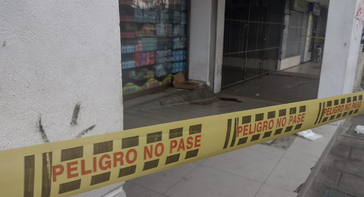 Vil crimen de adulto mayor en Fontibón 1 Vil crimen de adulto mayor en Fontibón Un pedazo de cartón lleno de sangre y la cinta enmarcando el rincón donde durmió los últimos días Hernán Rodríguez Saaverdra, es el escenario de su fatídica muerte, ocurrida la madrugada de ayer. El señor de 76 años de edad fue hallasin vida sobre el mármol que da a la entrada de un pequeño centro comercial del barrio Fontibón Centro.