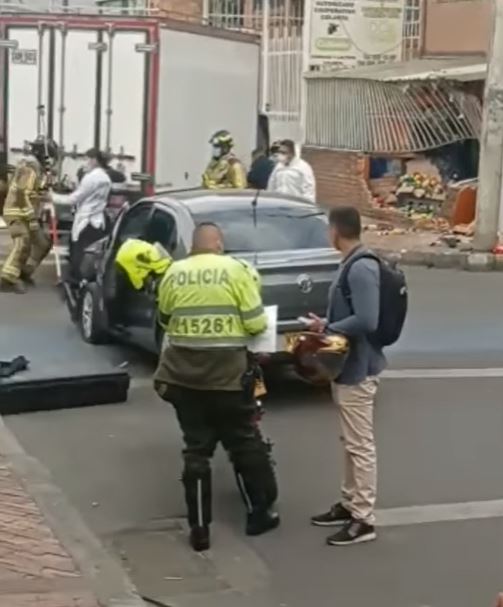 Dolor por Karen, muerta por imprudencia vial 2 Dolor por Karen, muerta por imprudencia vial Después de pasar el fin de semana con su novio, Karen Moreno salió ayer de la casa de él rumbo a su trabajo, pero a las pocas cuadras se detuvo en una esquina y cruzó un par de palabras con dos mujeres de avanzada edad. Ya se disponía a emprender su camino, cuando en cuestión de segundos un furgón las estrelló a las tres, y además, destrozó la fachada de una vivienda, ubicada en lo que muchos habitantes del sector llaman el cruce de la muerte del barrio La Giralda, en Fontibón, donde se presentó este nuevo accidente fatal.